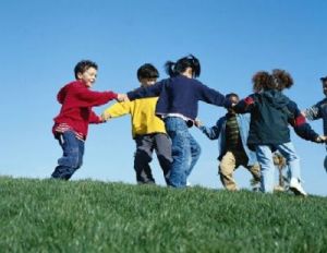 Niños haciendo ronda