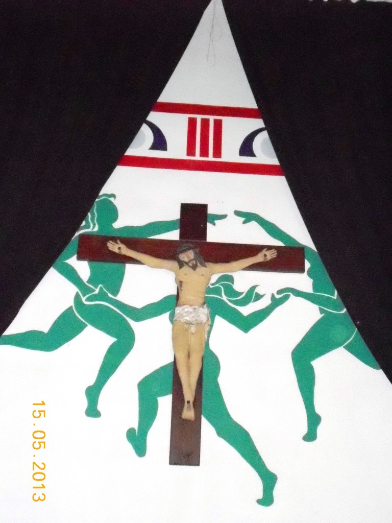 El teatro presenta esta bonita decoración del escenario, realizada por los internos