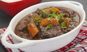 GUISO DE JABALÍ CON VINO TINTO