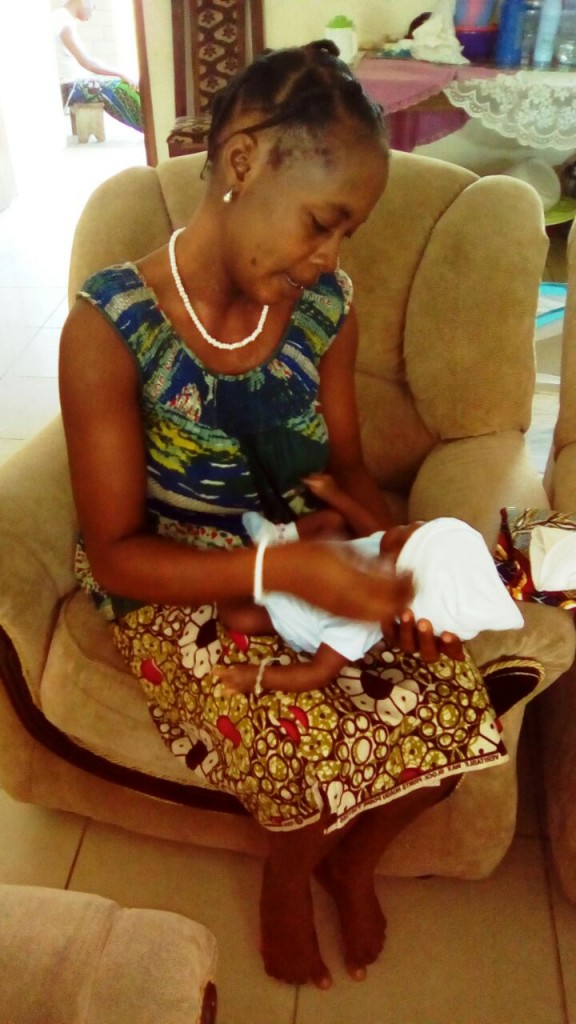 Prisca con su hijo Yotam en Abidjan