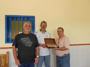 Petrache en el momento de la entrega por el Gran Maestre Jumillano