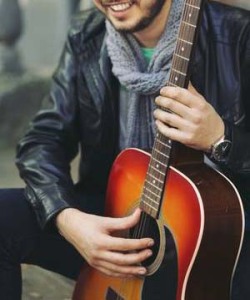 artista de la calle con su guitarra