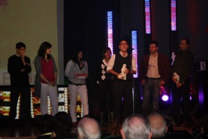 recogiendo premio