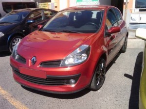 Un Renault clio granate